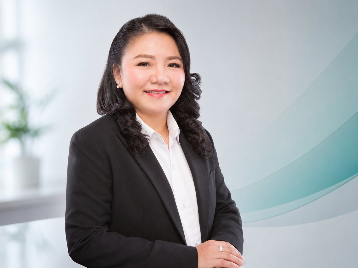ผู้บริหารบริษัท ยูเรก้า ฟาร์มา โซลูชั่น ในชุดสูทดำ